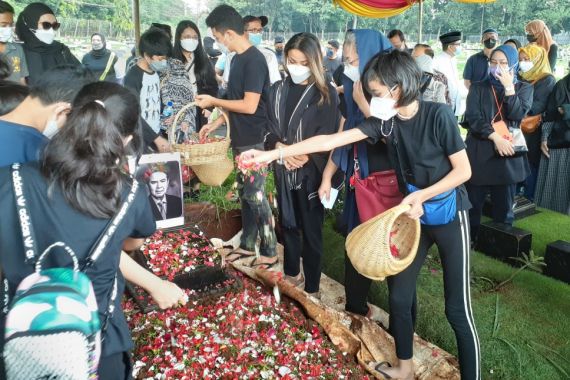 Tegar, Nirina Zubir Ucapkan Salam Perpisahan kepada Sang Ayah - JPNN.COM