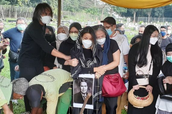 Nirina Zubir Mengantar Sang Ayah ke Peristirahatan Terakhir di TPU Tanah Kusir - JPNN.COM