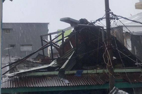 299 Rumah Rusak Disapu Angin Puting Beliung di Makassar - JPNN.COM