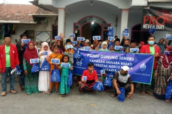Universitas Mercu Buana Salurkan Bantuan untuk Warga Terdampak Bencana Erupsi Gunung Semeru  - JPNN.COM