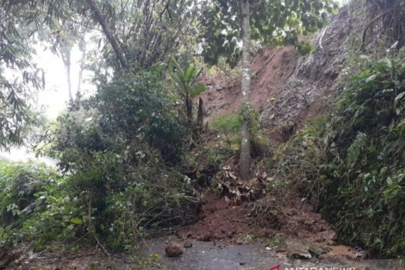 Longsor Menutup Jalan Menuju Wilayah Selatan Cianjur - JPNN.COM