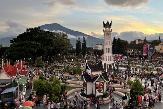 Begini Suasana Kawasan Jam Gadang Jelang Libur Natal dan Tahun Baru - JPNN.COM