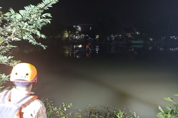 Bocah di Surabaya Hilang Tenggelam, Keluarga Menemukan Benda Ini - JPNN.COM