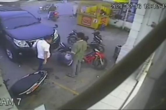 Polisi Buru Pengemudi Mobil yang Pukul & Tendang Remaja di Medan - JPNN.COM