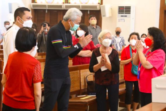 Umat Kristiani Bahagia Menyambut Ganjar Pranowo yang Datang Saat Misa Natal - JPNN.COM