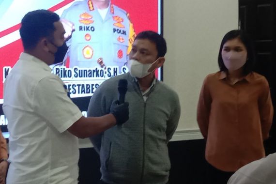 Pengemudi Mobil yang Hajar Remaja di Medan Ditangkap, Lihat Matanya Saat Menatap Kompol Firdaus - JPNN.COM