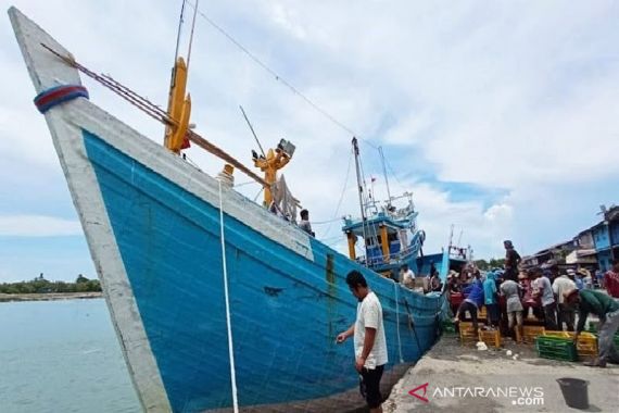 Nelayan Tak Bisa Melaut Gegara BBM Langka, Anggota DPR Sentil KKP - JPNN.COM