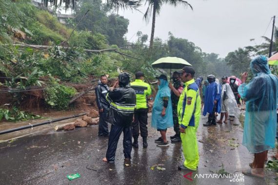 Begini Penampakan Longsor di Jalan Raya Garut-Tasikmalaya, Tak Bisa Dilintasi - JPNN.COM