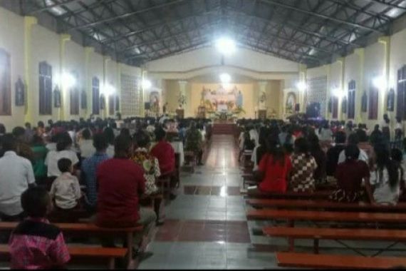 Tetap Hikmat di Bawah Guyuran Hujan, Begini Suasana Malam Misa Natal di Kupang - JPNN.COM