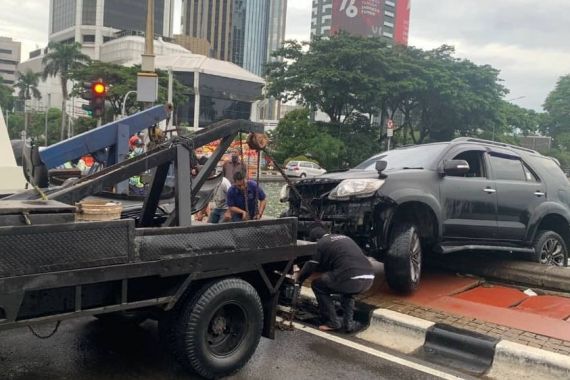 Pengemudi Diduga Mengantuk, Fortuner Tercebur ke Kolam Air Mancur Patung Kuda, Lihat - JPNN.COM