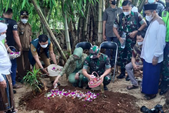 Jenderal Dudung Ziarah ke Makam Korban Tabrak Lari di Nagreg, Simak Pernyataan Tegasnya - JPNN.COM