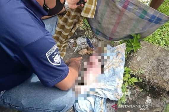 Mayat Bayi Laki-laki Mengambang di Kali Dekat Jalan Bung Karno, Ada Luka di Tangan Kiri - JPNN.COM