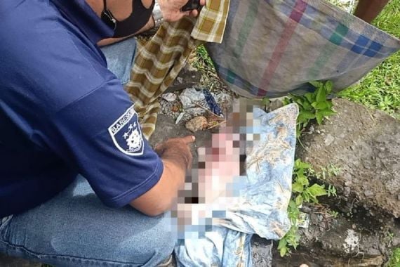 Mayat Bayi Laki-Laki Mengambang di Kali, Orang Tuanya Lagi Diburu Polisi - JPNN.COM