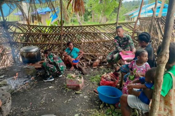 Lihat Nih, Gaya Prajurit TNI di Kampung Umuaf Papua - JPNN.COM