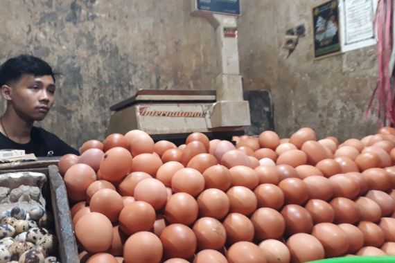 Harga Telur Ayam Melambung, Pedagang Kena Semprot Pelanggan - JPNN.COM