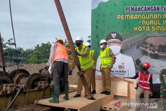 Sutarmidji Berjanji Membantu Pembangunan Masjid Agung Nurul Islam Singkawang - JPNN.COM