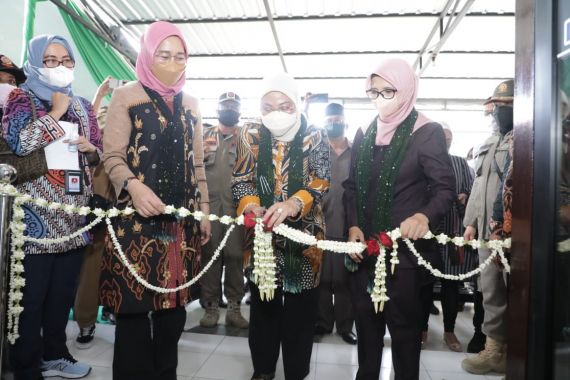 Menaker Ida Apresiasi Pembentukan LTSA PMI Responsif Gender di Blitar - JPNN.COM