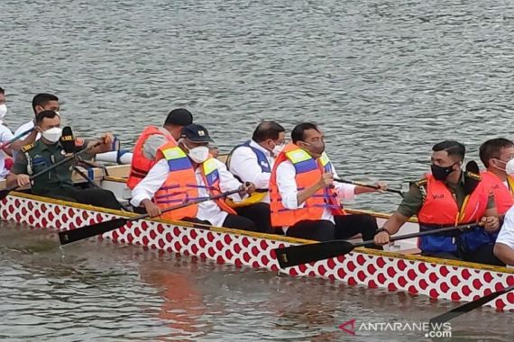 Lihat, Presiden Jokowi Mendayung Perahu Naga, Dikawal Kopaska TNI AL  - JPNN.COM