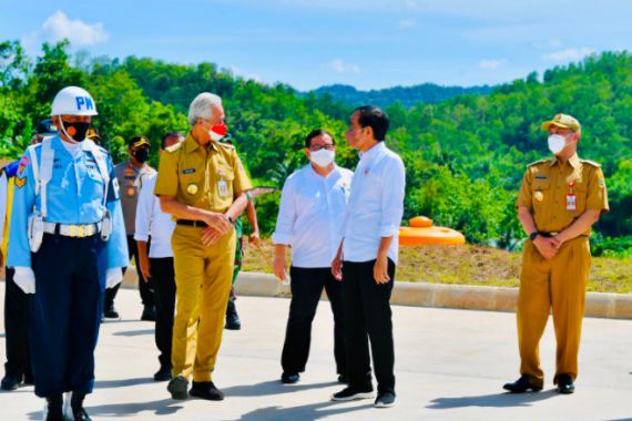 Jokowi dan Ganjar Pranowo Datang, Makan Durian Bersama, Ribuan Petani Bersorak - JPNN.COM