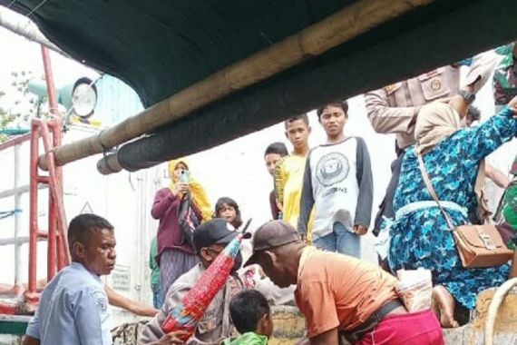 KM Sinar Ali Mati Mesin dan Terombang-ambil di Tengah Laut, 43 Penumpang Dievakuasi - JPNN.COM