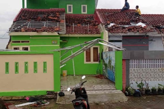 Di Cirebon, 46 Rumah Warga Rusak Diterjang Puting Beliung - JPNN.COM