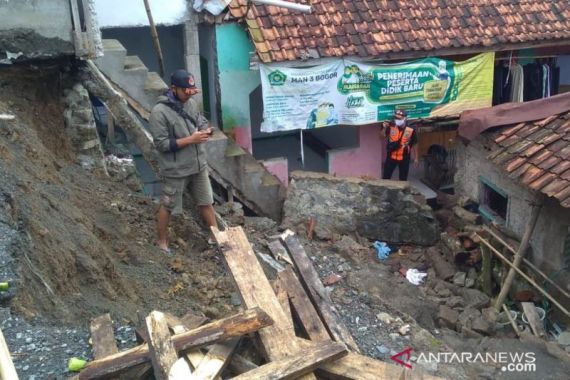 Tragis, Santriwati Tewas Tertimpa Tembok Penahan Tanah - JPNN.COM