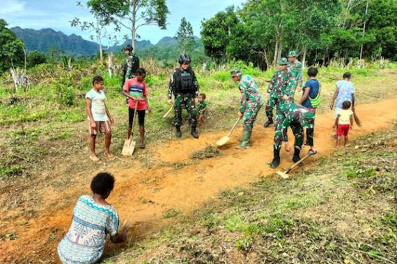 Keren, Aksi Prajurit TNI di Perbatasan RI-PNG Patut Dicontoh - JPNN.COM