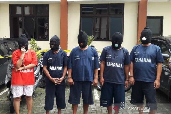 Wanita Muda Bercelana Pendek Ditangkap Polisi, Terancam 5 Tahun Dibui Gara-gara Kasus Ini - JPNN.COM