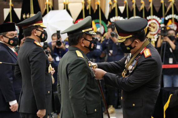 Puluhan Jenderal Terima Tanda Kehormatan Bintang Bhayangkara Pratama, Kapolri Bilang Begini - JPNN.COM