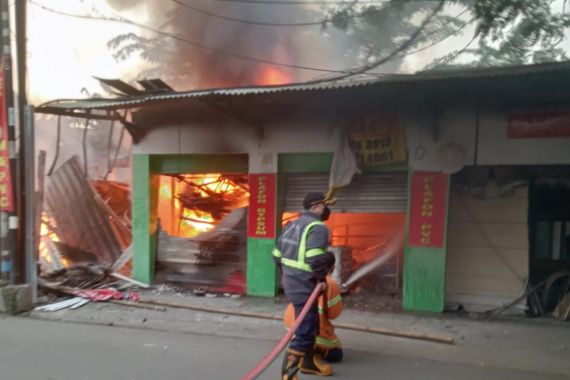 Rumah Makan Padang di Karang Satria Bekasi Ludes Terbakar, Ini Penyebabnya - JPNN.COM