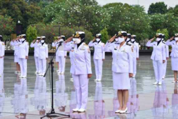 Mengenang Jasa Pahlawan, Korps Wanita TNI AL Berziarah ke TMPN Kalibata - JPNN.COM