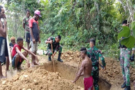 Prajurit TNI Bantu Proses Pemakaman Jenazah Warga di Wilayah Perbatasan - JPNN.COM