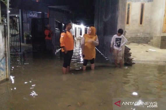Warga Pamekasan Harus Merasakan Banjir di Malam Tahun Baru - JPNN.COM
