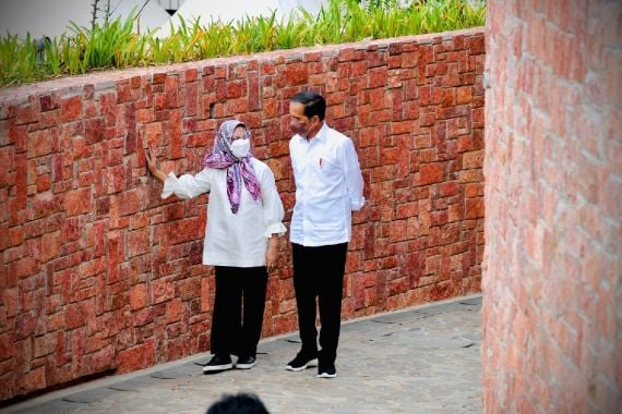 Kaleidoskop 2021: Ini 3 Foto Kebersamaan Pak Jokowi dan Ibu Iriana pada 2021, Nomor 1 Mesranya - JPNN.COM