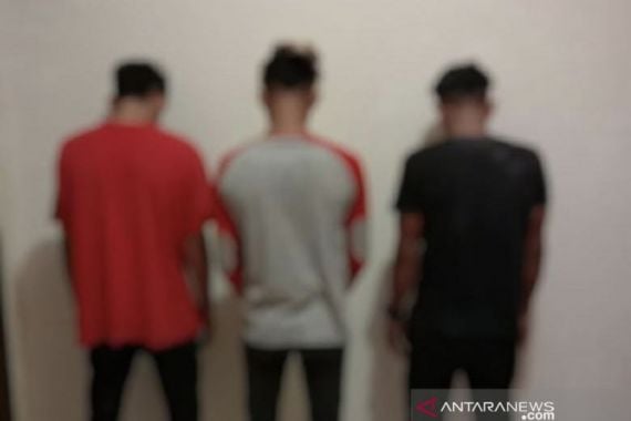 Lihat Tiga Pemuda Ini, Mereka Tertangkap Basah Tengah Asyik Berbuat Dosa - JPNN.COM