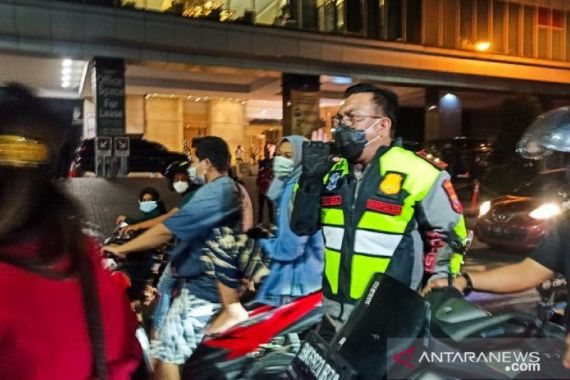 Irjen Panca Putra Bubarkan Kerumunan Saat Malam Tahun Baru di Medan - JPNN.COM