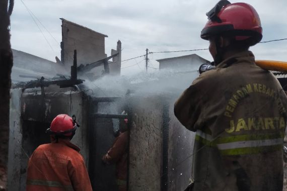 Kebakaran Rumah di Warakas, 1 Orang Dilarikan ke Rumah Sakit - JPNN.COM