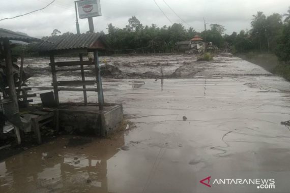 Banjir Lahar Dingin Terjang Sejumlah Desa di Lumajang, Sebuah Jembatan Terputus - JPNN.COM