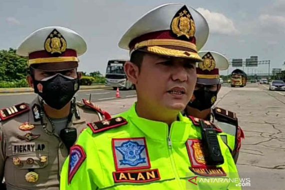 Karawang Macet, Polresta Cirebon Arahkan Kendaraan Besar Keluar Tol di GT Palimanan - JPNN.COM