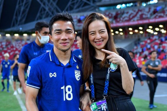 Wanita Ini Girang Thailand Juara Piala AFF untuk Keenam Kali - JPNN.COM