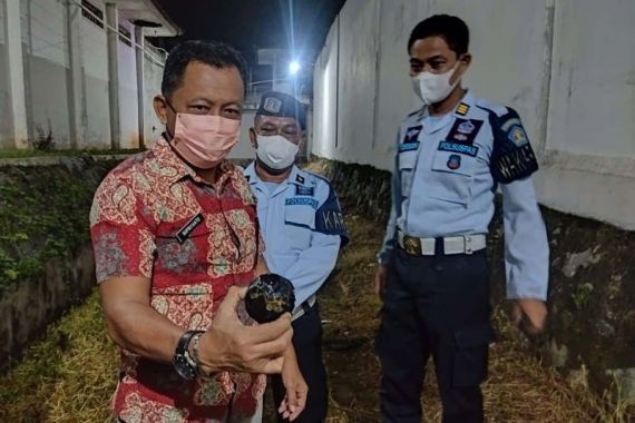 Saat Patroli, Petugas Lapas Semarang Menemukan 2 Bola Tenis di Semak-Semak, Isinya  - JPNN.COM