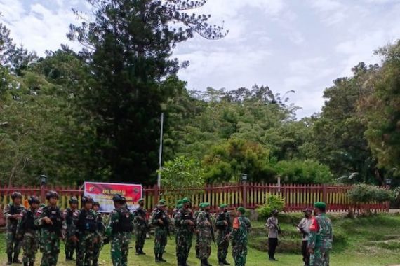 Detik-detik Prajurit TNI-Polri Siaga Jelang Malam Pergantian Tahun di Papua - JPNN.COM