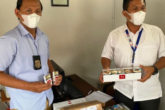 Bea Cukai Bogor Gagalkan Pengiriman Minuman Keras dan Rokok Ilegal Via Jasa Titipan - JPNN.COM