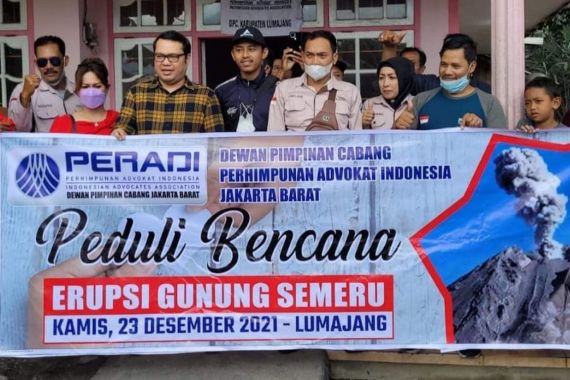 Peradi Jakbar Serahkan Bantuan ke Korban Erupsi Gunung Semeru - JPNN.COM