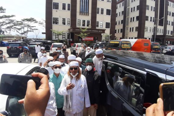 Tiba di Markas Polda Jabar, Habib Bahar dengan Lantang Ucapkan Kalimat Ini 3 Kali - JPNN.COM