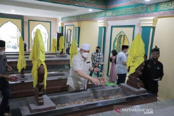 Irjen Iqbal Berziarah ke Makam Pendiri Kota Pekanbaru - JPNN.COM