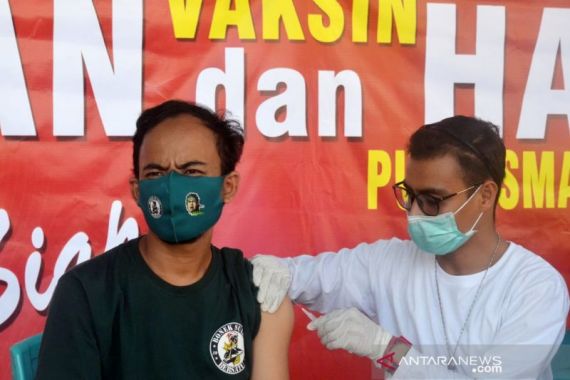 Temukan Pemegang Sertifikat Vaksin Palsu, Dinkes Langsung Ambil Tindakan Tegas di Tempat - JPNN.COM