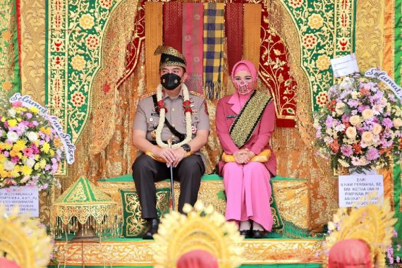Tiba di Mapolda Riau, Irjen Iqbal dan Istri Disambut dengan Adat Melayu - JPNN.COM