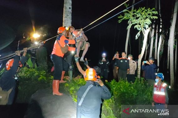 Evakuasi 2 Kakek yang Terjebak Banjir Lahar Dingin Semeru Berlangsung Dramatis - JPNN.COM