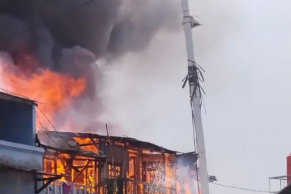 14 Rumah di Cengkareng Terbakar, Kerugian Mencapai Ratusan Juta Rupiah - JPNN.COM